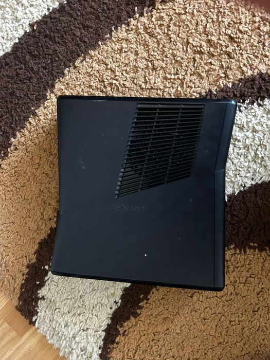 Vând Xbox 360 în stare bună, funcționează fără probleme, testat.
Conso
