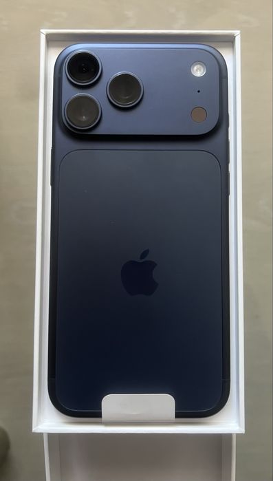 IPHONE 17 PRO MAX DEEP BLUE 256 GB чисто нов !