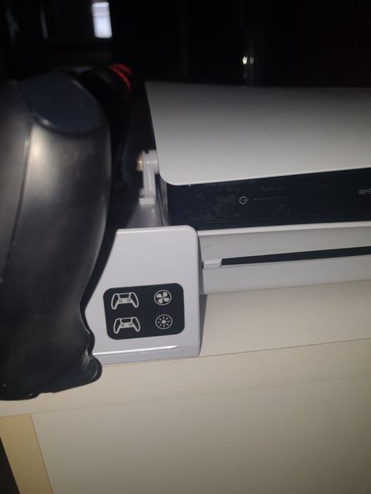 PlayStation 5 с 2 джойстика и 8 игри плюс стойка!