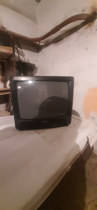 Подставка и телевизор.