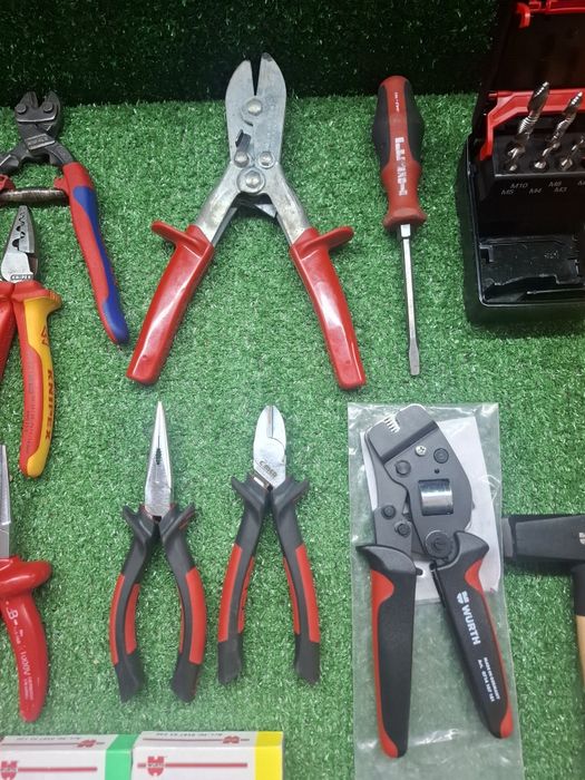 Професионални ръчни инструменти Малки резачи Knipex 75-125 - 30€
Клещи тип болторез 71 32 200 - 35€
Клещи за кримпване Knipex 97 78 180 - 20€
Нощица з
