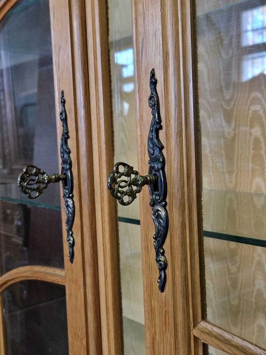 Масивна дъбова витрина със стъклени плотове в стил "ЛУИ XV"