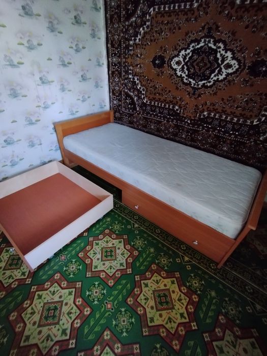 Кровать с выдвижными ящиками.