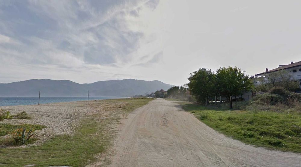 Продава парцел на първа линия с площ 500 м2 в Неа Врасна, Гърция