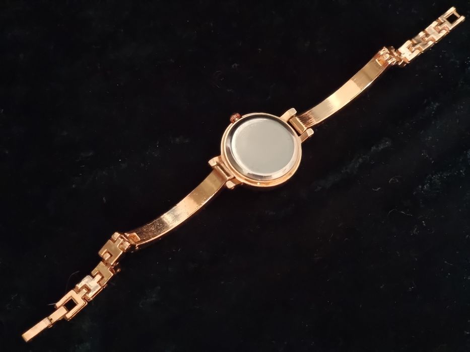 Часы классический дизайн золотого цвета