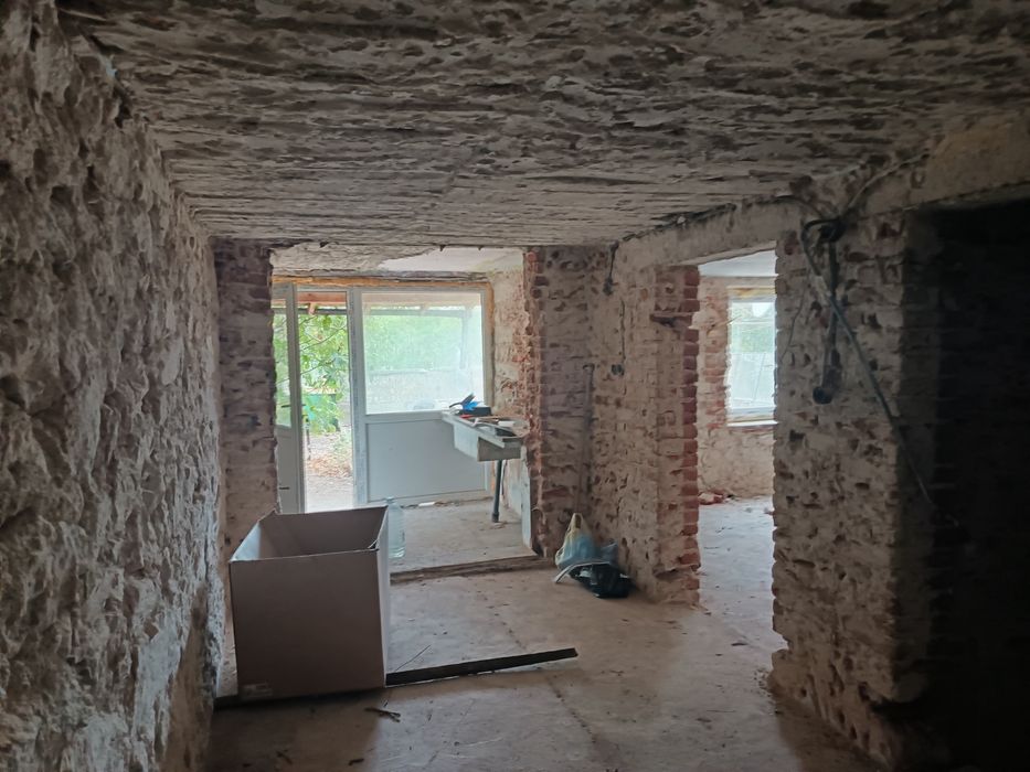 Масивна двуетажна къща в село Студена