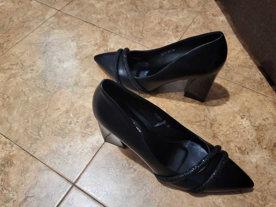 Дамски елегантни обувки от еко кожа 39 номер