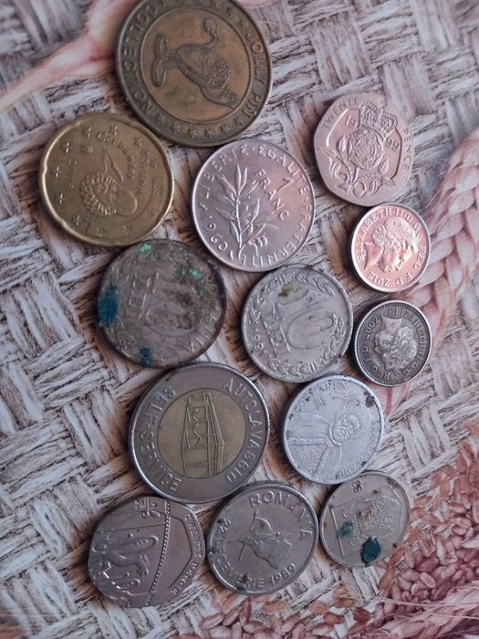 Vând monede vechi