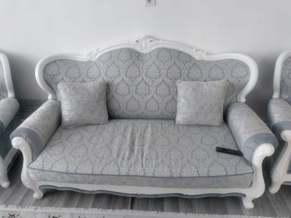 Продам Диван и два кресло