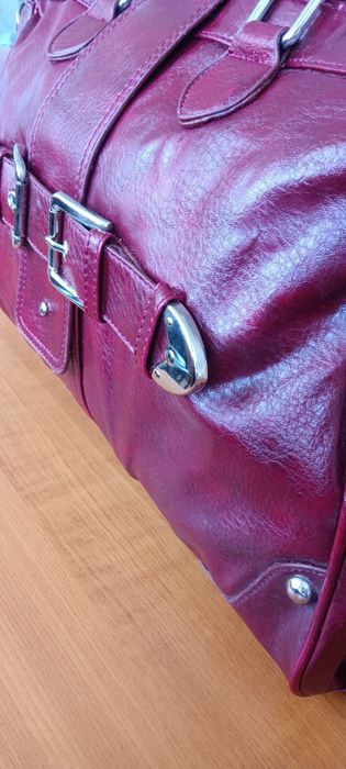 Дамска чанта от зелена еко кожа с къса и с дълга дръжка и ефектна катарама.Разпределението вътре е от две отделения и преграда с цип в средата