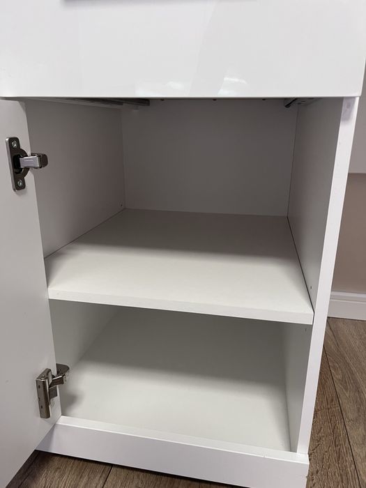 Бяло бюро гланц 140/56см