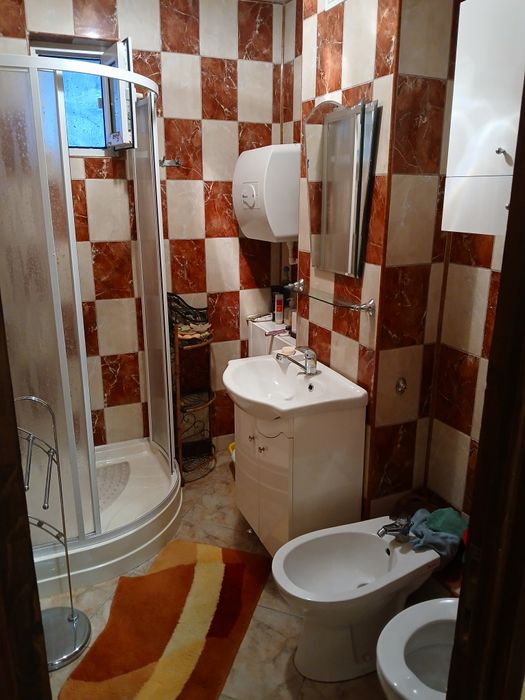 Vând ap 2 camere complet mobilat .URGENT !