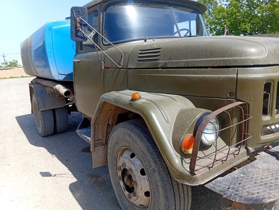 Zil 130 vodovoz yurip turgan