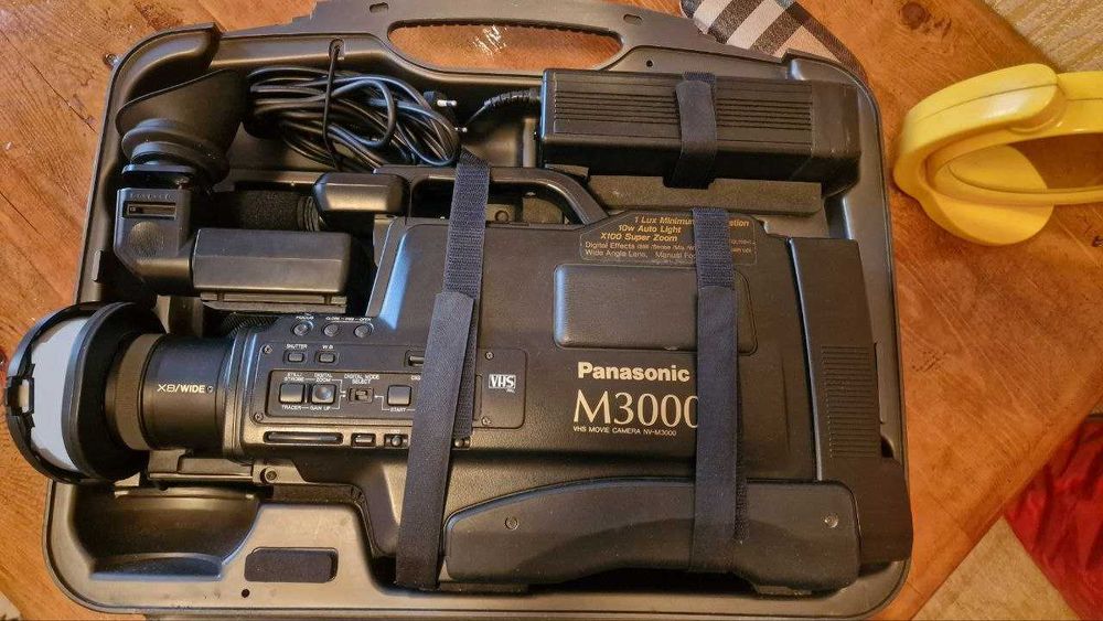 Продаётся фирменная видео камера Panasonic m3000 полупрофессиональная.