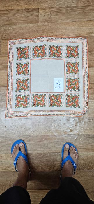 Продавам ръчно бродирани карета,различни размери.