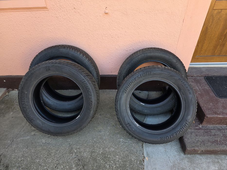 Vând anvelope de iarnă Bridgestone  235/60/18