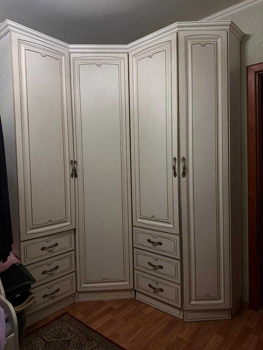 Шифоньер угловой