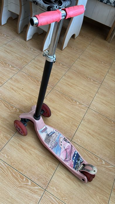 Самокат красный молния маккуин