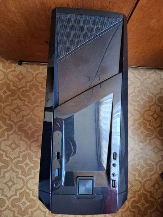 Отличен геймърски компютър с GTX 1070, I7 6700K, 16GB RAM, 736GB SSD