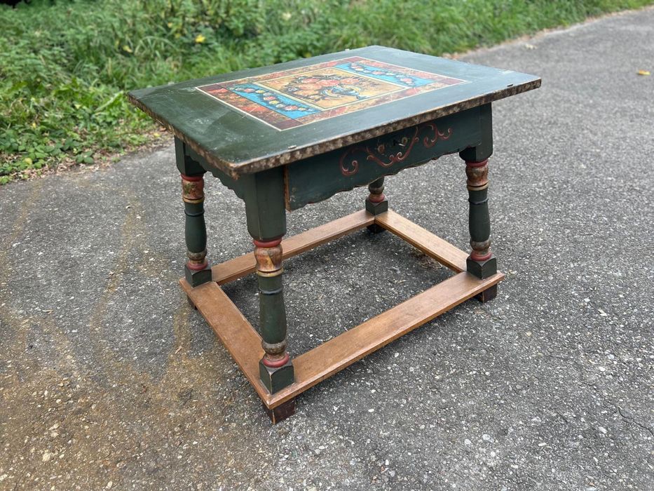 Masă veche de colecție