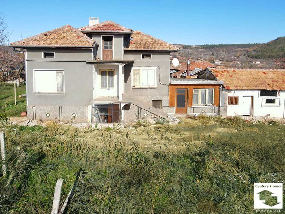 140307 Къща с гараж, стопански постройки и кладенец, в с. Вишовград