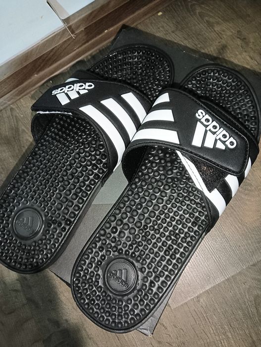 Adidas original, noi șlapi de firma