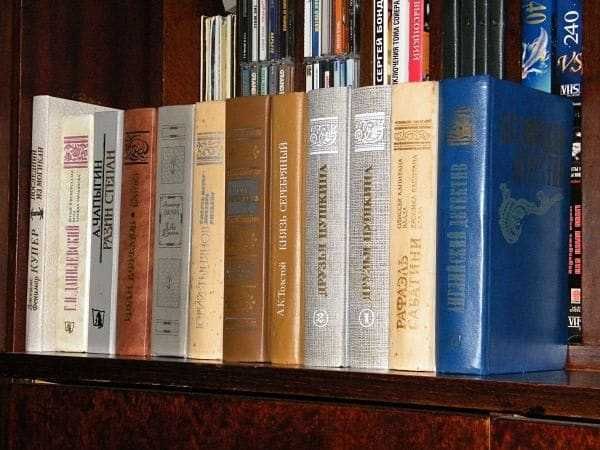 Книги Пушкин, Лермонтов, Толстой, Тургенев, Чехов, и Дюма