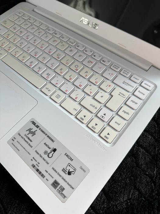 Продавам Лаптоп Asus и принадлежностите ѝ