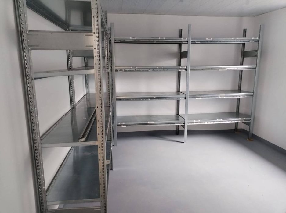 Vând rafturi metalice zincate