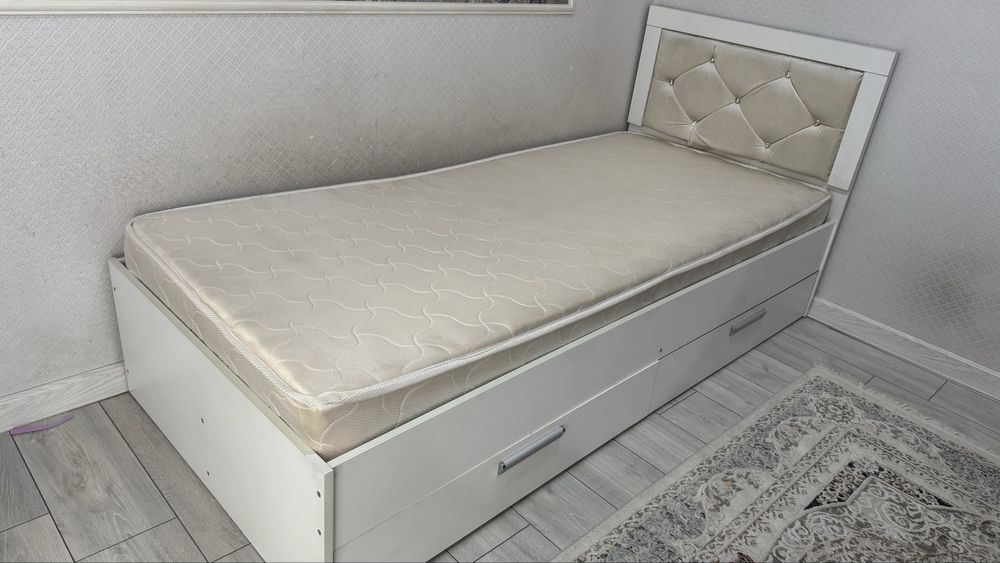 Кровать с матрасом