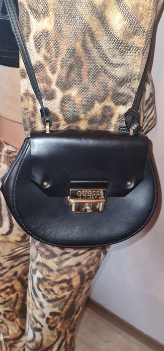 Черна чанта от естествена кожа  Guess