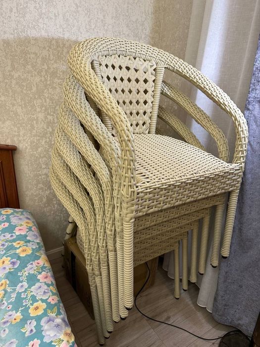 Продаются стулья каждый по 200 тыс