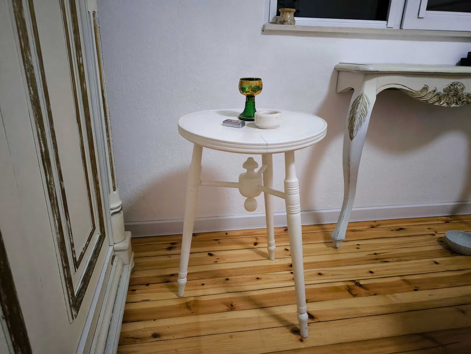 стара дървена масичка пребоядисана