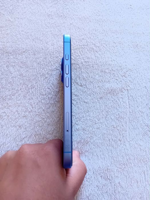 Vând IPhone 16 Blue