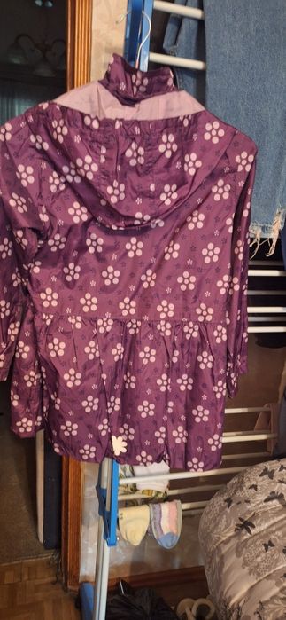 Продаётся  куртки на девочку  ветровка и  дождевик  в хорошем состояни