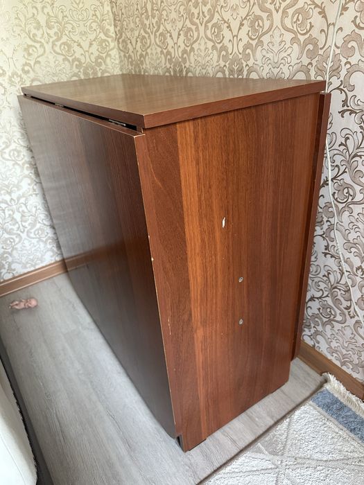 Продам стол книжный