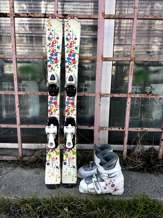 детски ски и ски обувки за момиче