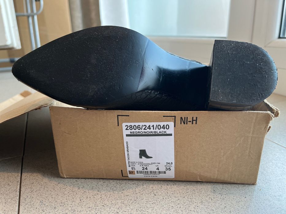 Botine Stradivarius din imitație de piele de șarpe lăcuită mărimea 37