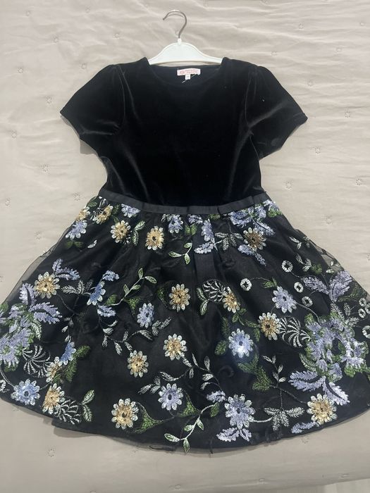 Детска рокля на цветя и пайети