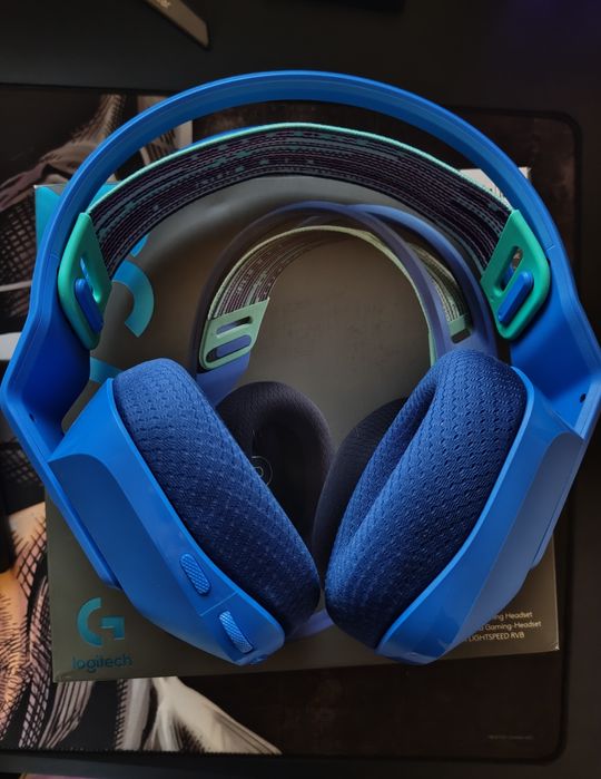 Продавам гейминг слушалки Logitech G733