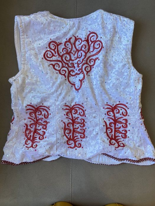 Продаётся национальные жилеты