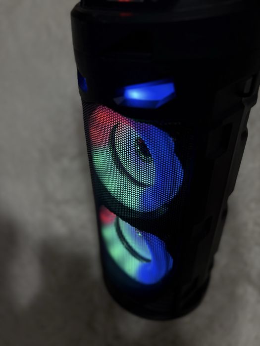 Продаю мощную Bluetooth колонку + комплект