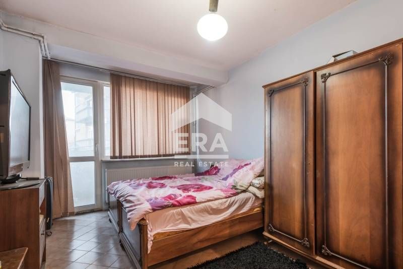 Тристаен, ексклузивен, обзаведен апартамент за продажба, с гараж и маз