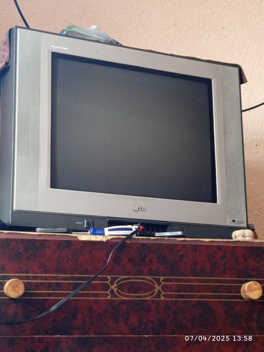 Televizor OLG rangli hamma joyi ishliydi