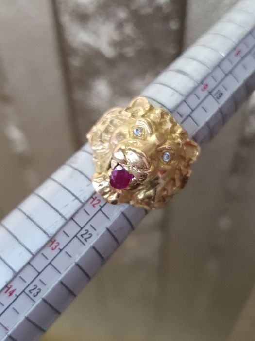 Ghiul model leu din aur de 18K cu diamante naturale și rubin natural