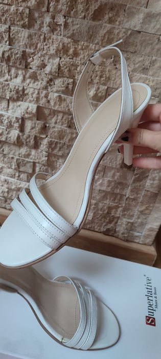 Sandale albe , din piele ,mărimea 35