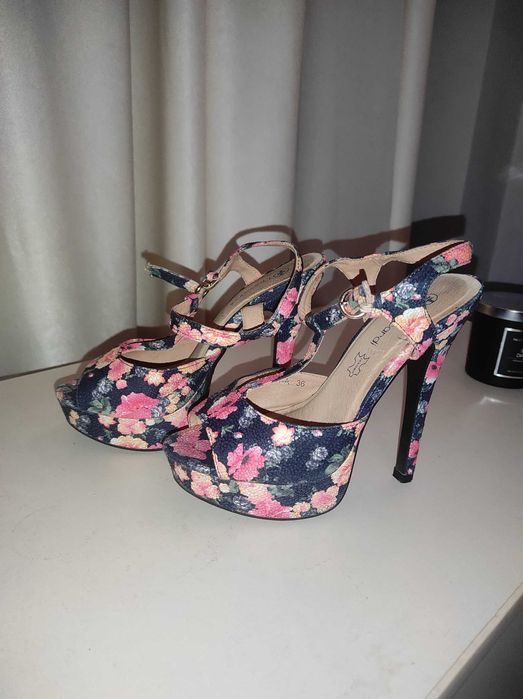 Босоножки летние на каблуке