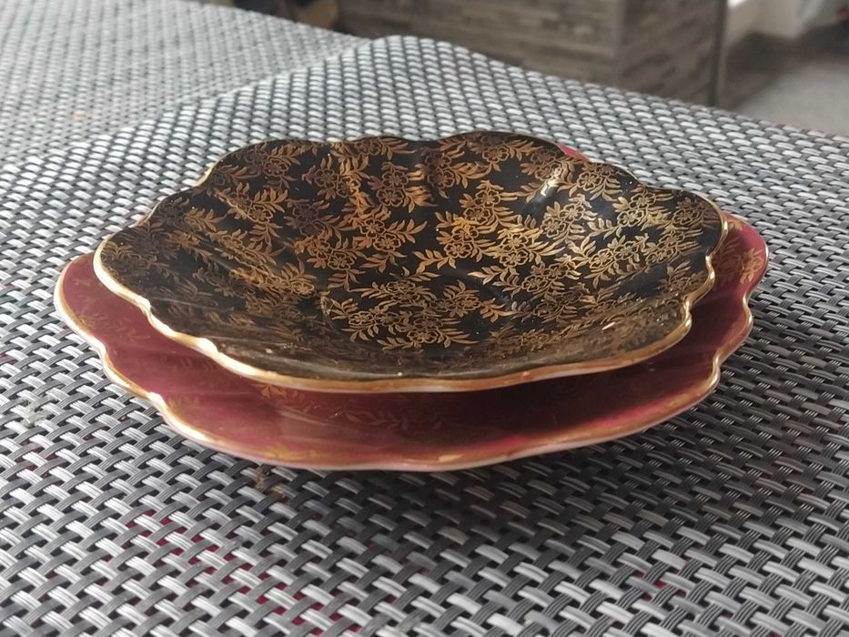 "Royal Stuart" две декоративни чинии със златна "шинуазри" декорация.