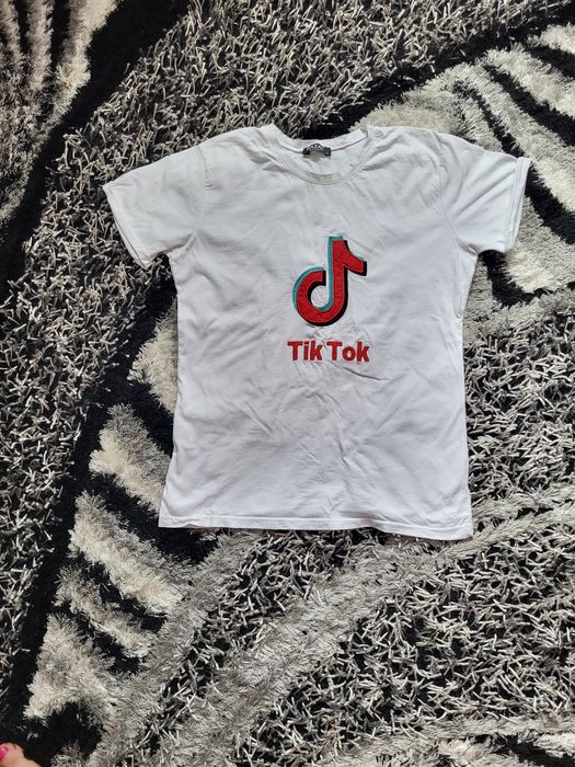 tricouri si pantaloni