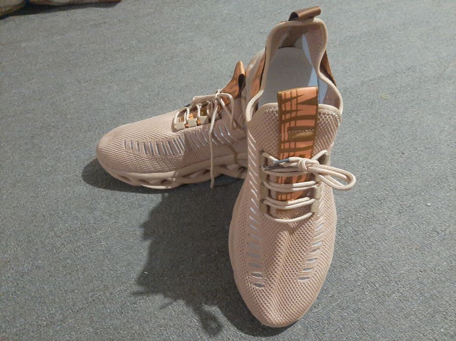 Продаются мужскиекроссовки бежевого цвета.
